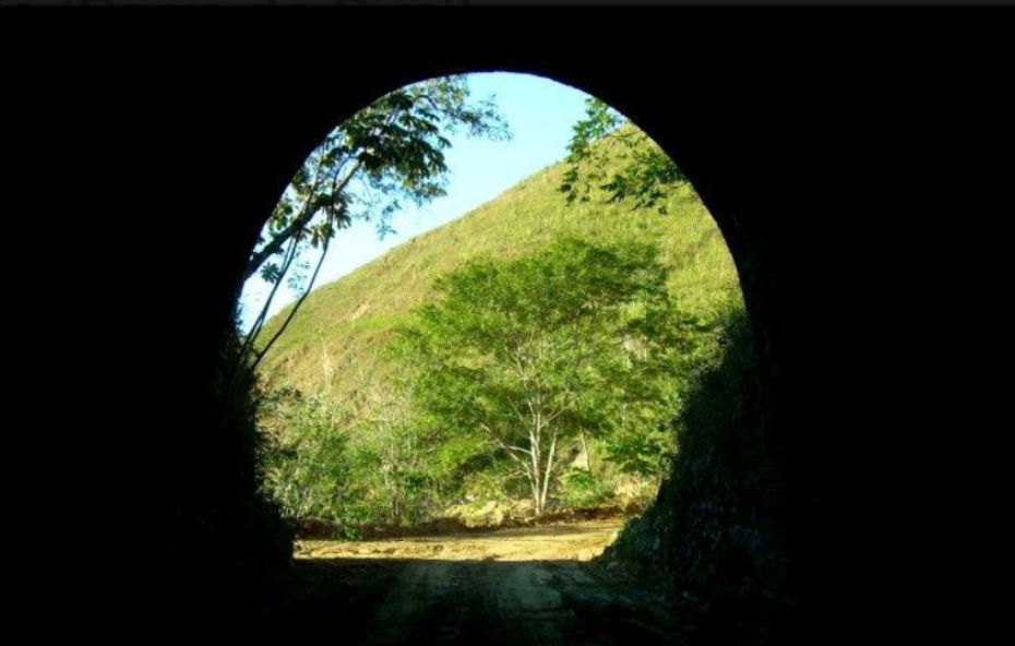 Foto tirada de dentro para fora do túnel velho de Ipiabas