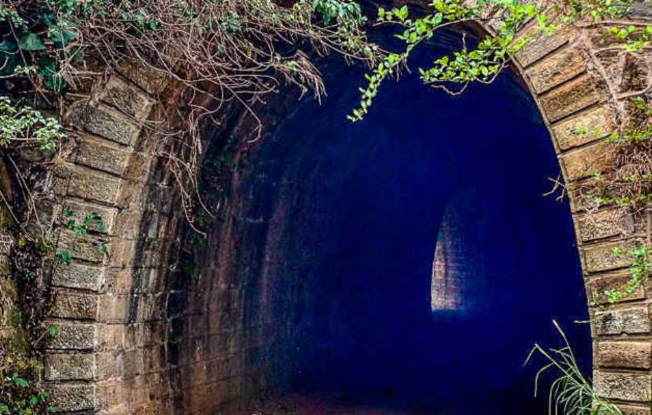 Foto tirada de fora para dentro do túnel velho de Ipiabas