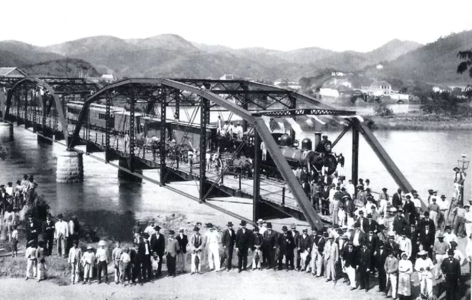 Inauguração da ponte sobre o Rio Paraíba do Sul, em Barra do Piraí, em 1888.