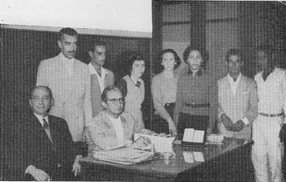 O Secretário do Prefeito João Antônio Camerano, com seus auxiliares e o Jornalista Amaral Barcellos. Ano 1951.