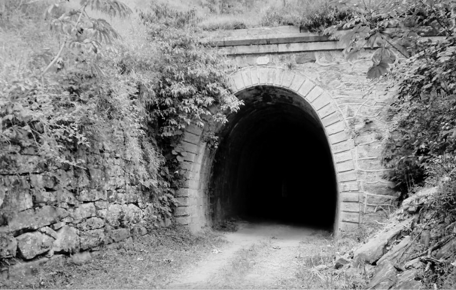 Túnel de Ipiabas - erguido em 1883 pela Rede Mineira de Viação.