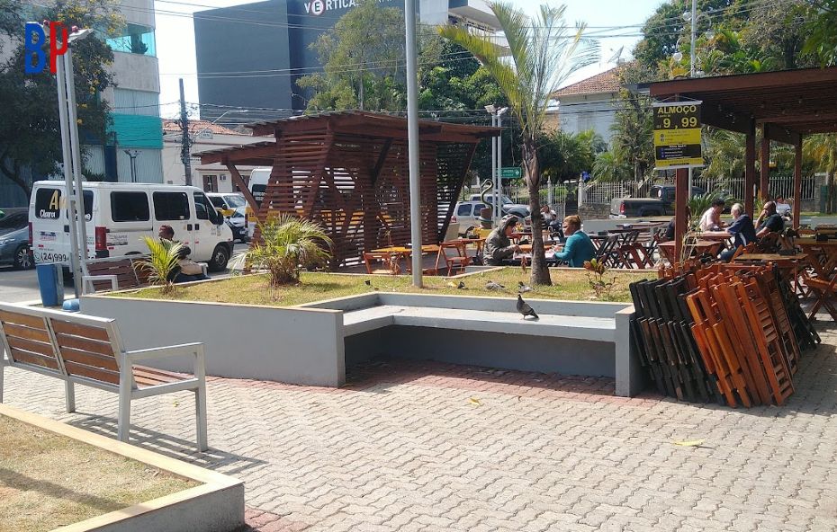 Praça da cobra fumando em barra do piraí foto lateral