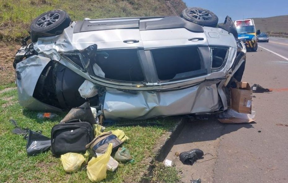 Carro capota em Barra do Piraí: Motorista sofre ferimentos leves