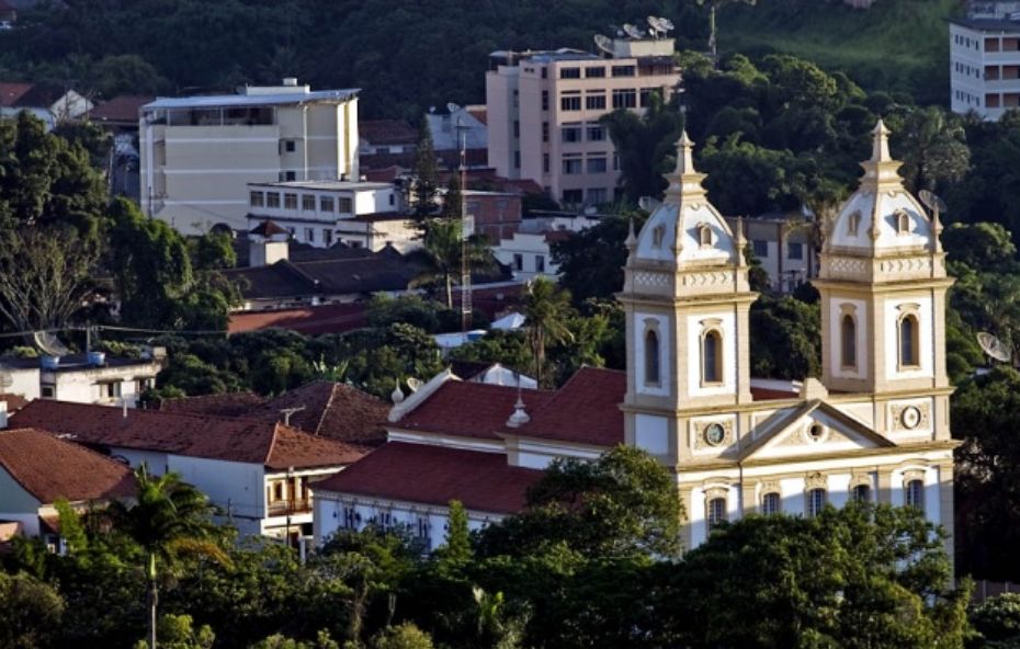 Valença se localiza ao Norte de Barra do Piraí